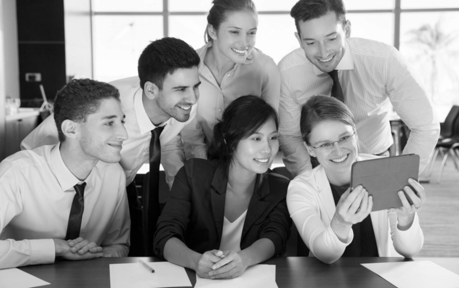 Команда аналитиков готовит отчет для клиента