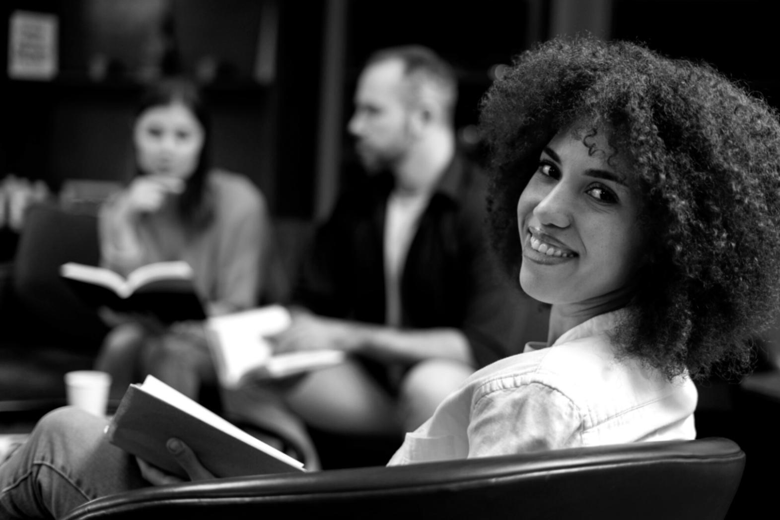 Профессиональная команда финансовых аналитиков за работой с отчетностью