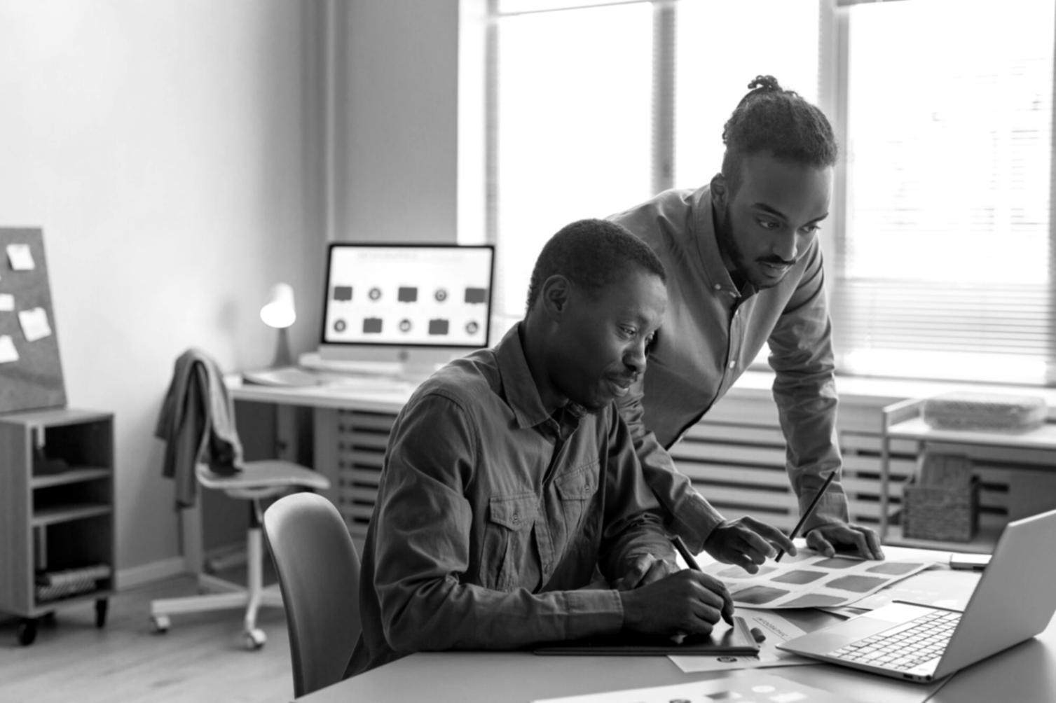 Команда Yeutronex работает над анализом финансовых показателей