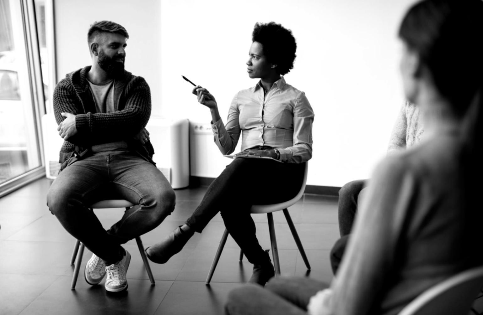 Процесс анализа финансовых документов в офисе Yeutronex